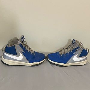 Nike Boys Team Hustle D7 Lace-Up Sneakers Blue White - Size 4.5Y